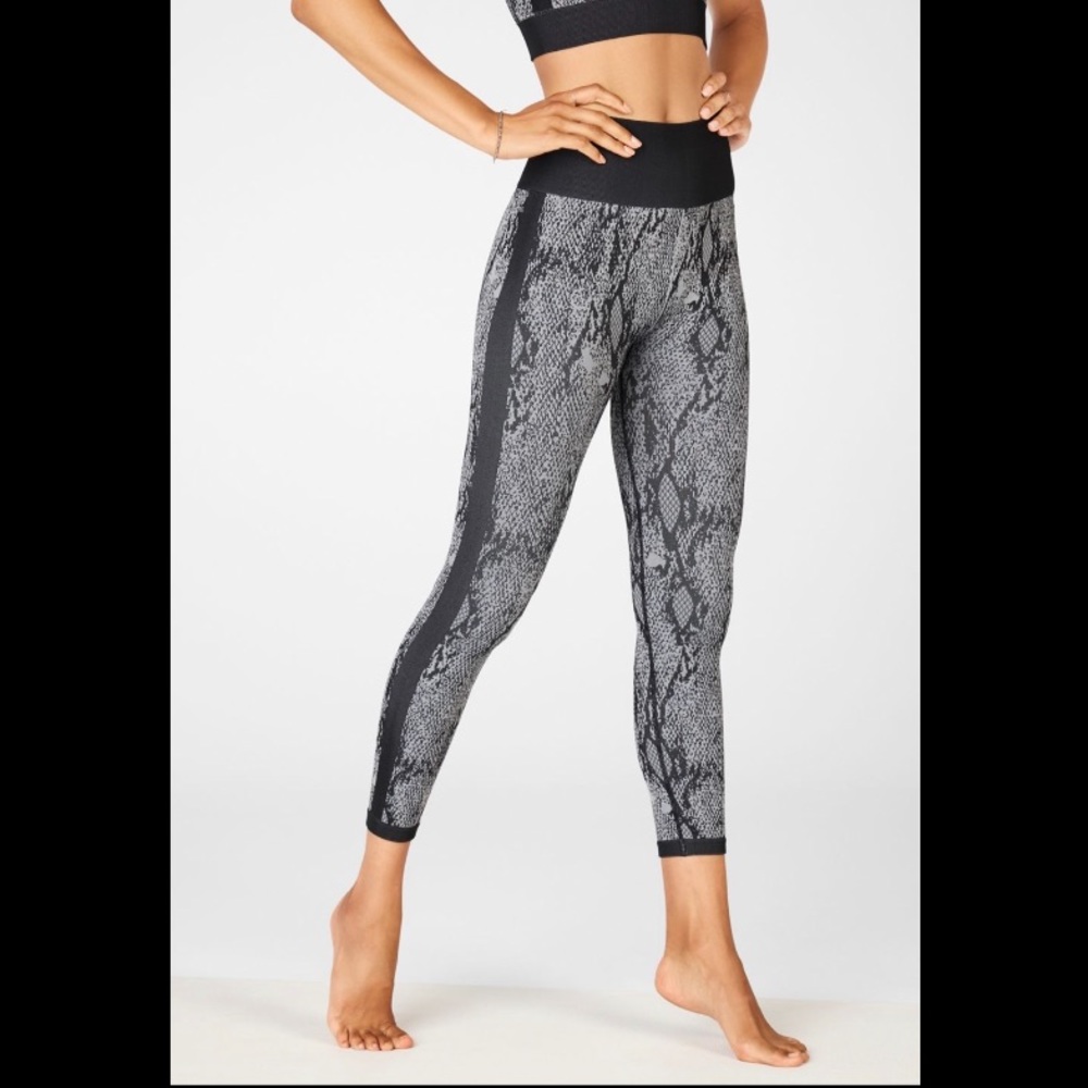 Fabletics high-waisted seamless snakeskin 7/8 Leggins Size XS